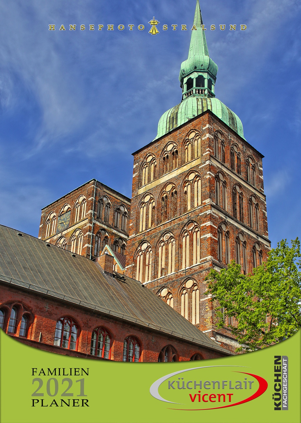 Die beiden Türme der Nikolaikirche von der Rückseite des Rathauses gesehen