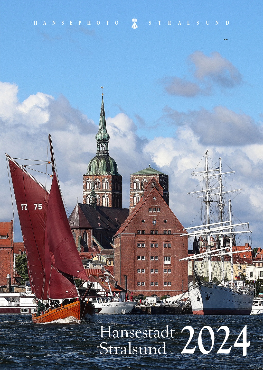 Einfahrt zum Stralsunder Stadthafen mit der Gorch Fock1 und der Nikolaikirche im Hintergrund