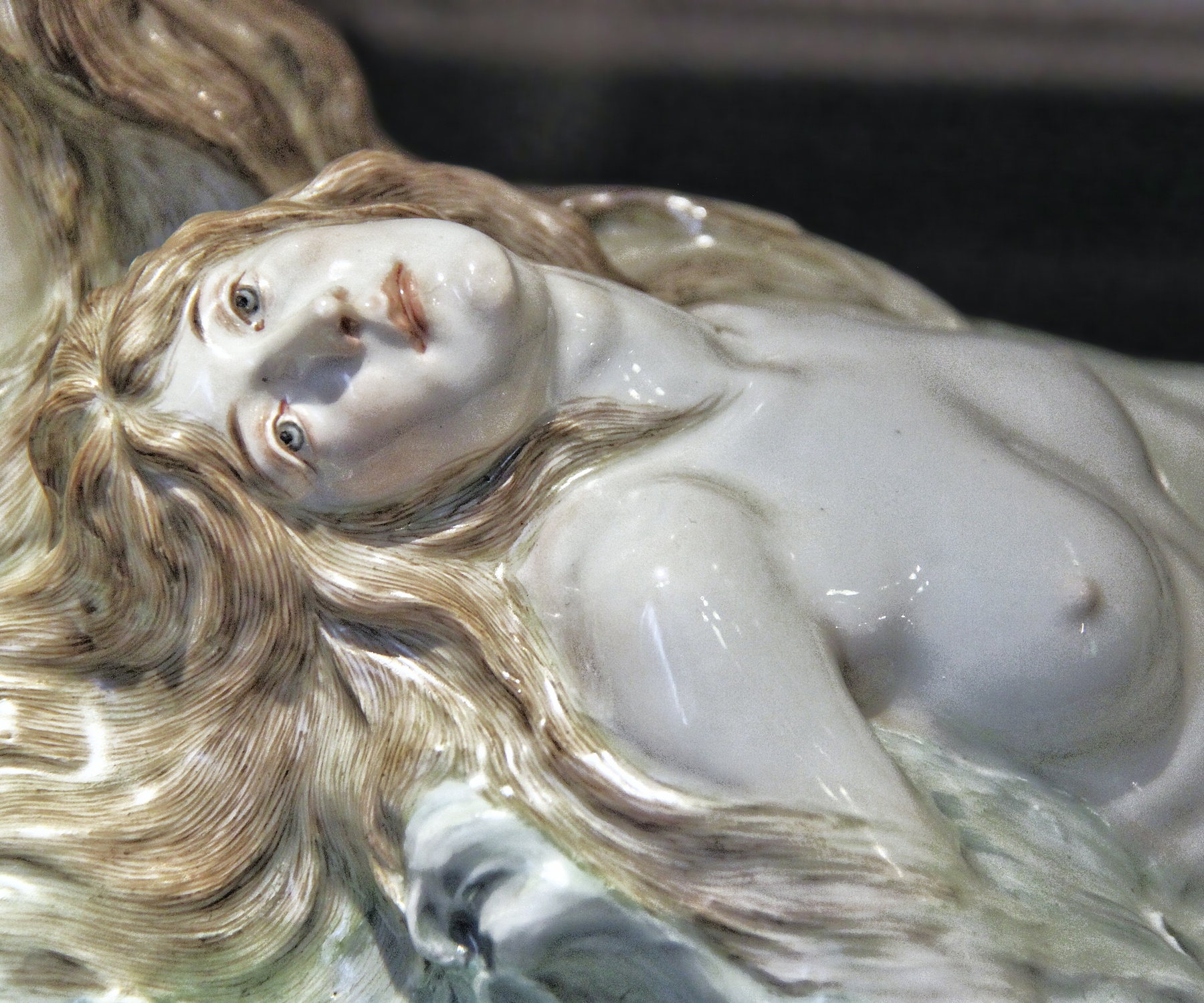 Porzelanskulptur in Neapel, HansePhotoStralsund, Fraede, Porzelan, Skulptur, Neapel, Mädchen, Frau, Haare, Busen, Brust, weiß