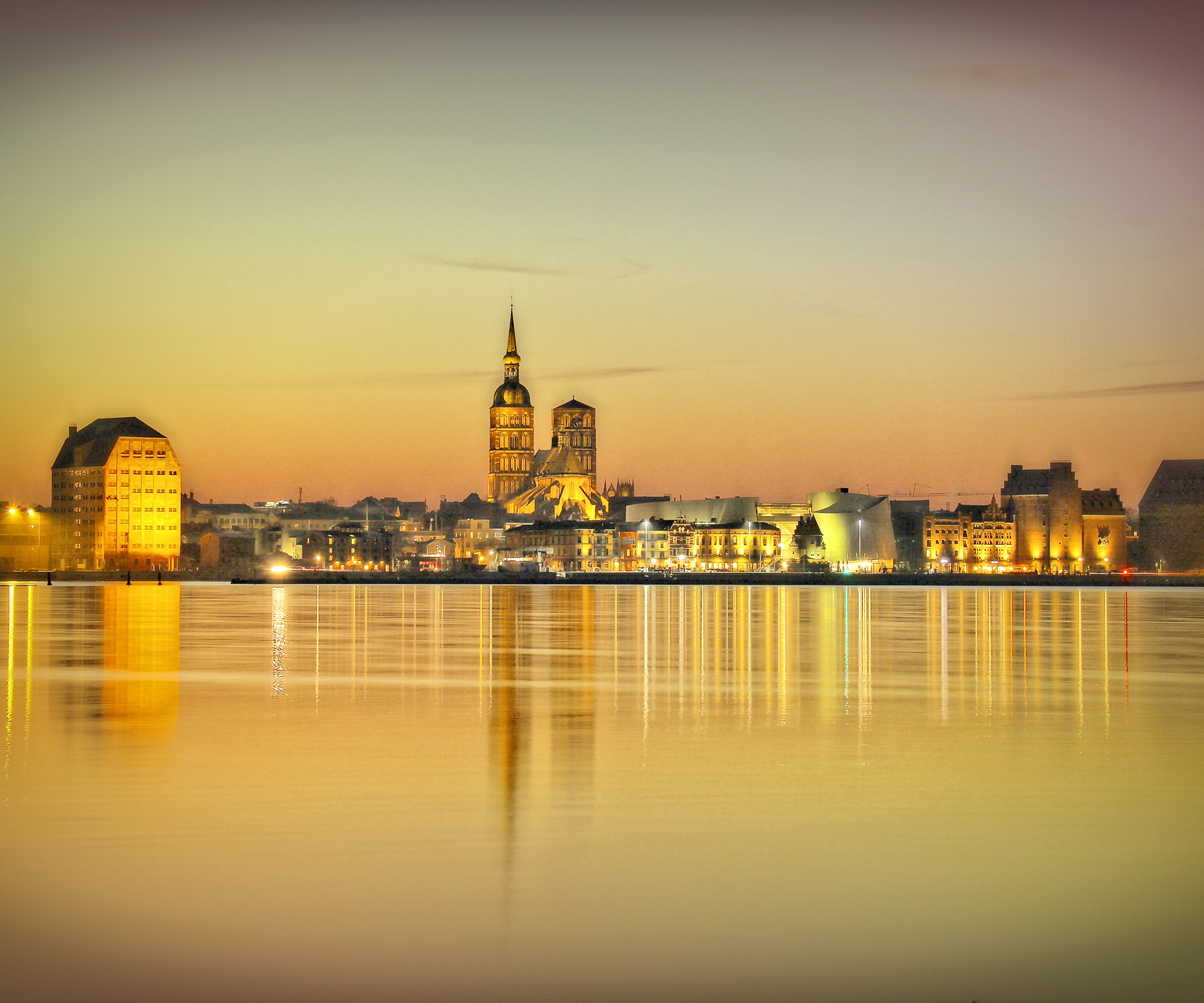 Silhouette der Hansestadt Stralsund bei Sonnenuntergang, HansePhotoStralsund, Fraede, Hansestadt, Stralsund, Strelasund, Silhouette, Skyline, Sonnenuntergang, Spiegelung Wasser, gold, gelb