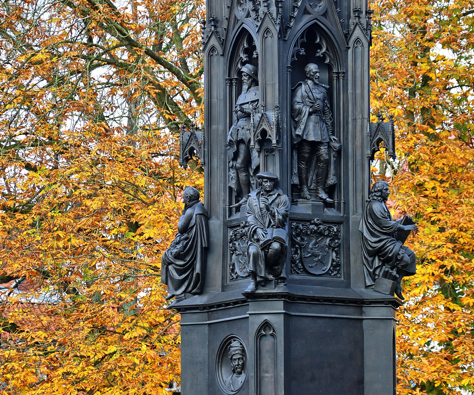 Das Rubenow-Denkmal, HansePhotoStralsund, Fraede, Universitäts- und Hansestadt, Universität Greifswald, Uni Greifswald, Greifswald, Rubenowdenkmal, Denkmal, Stele, Rubenow, Ernst Moritz Arndt, E.M.Arndt, Arndt, Herbst, Kastanienbaum